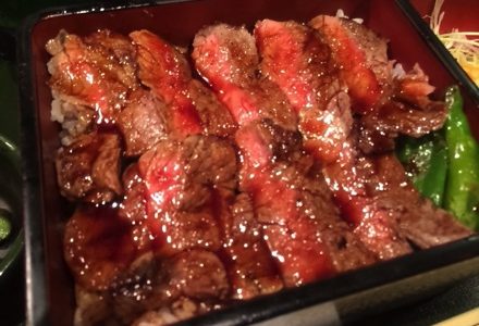 本みやけ@大阪・梅田でコスパのいい絶品ステーキ重が食べれる行列店